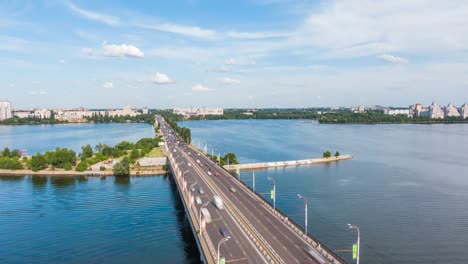 Luft-Hyperlapse-Video-mit-Blick-auf-Bridge,-Autos-fahren-an-einem-sonnigen-Tag-schnell-auf-einer-Brücke