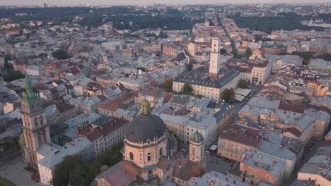 Ciudad-aérea-de-Lviv,-Ucrania.-Ciudad-Europea.-Zonas-populares-de-la-ciudad.-Ayuntamiento