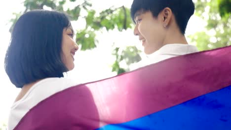 Feliz-pareja-lesbiana-con-bandera-arco-iris,-concepto-LGBT-Slow-motion