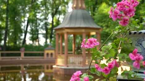 Blick-auf-den-Teich,-Pavillon-und-alte-Vase