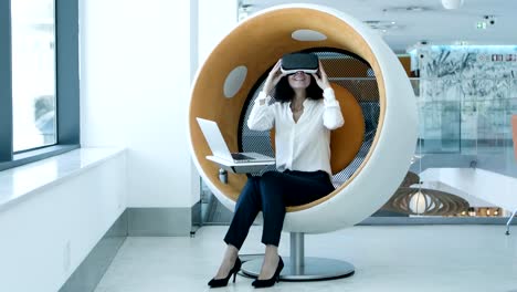 Cheerful-businesswoman-enjoying-virtual-reality