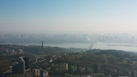 Vista-aérea-sobre-Kiev-en-la-niebla-4K-Ultra-HD