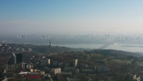 Vista-aérea-sobre-Kiev-en-la-niebla-4K-Ultra-HD