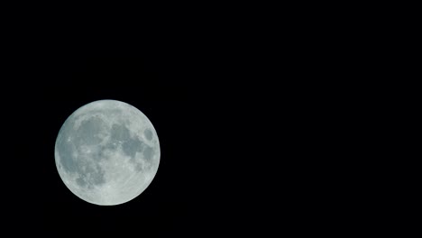 Vollmond-am-dunklen-Nachthimmel.-Der-Mond-reist-von-links-nach-rechts.