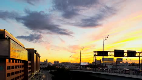 Vista-aérea-de-las-casas-y-calles-de-la-metrópolis