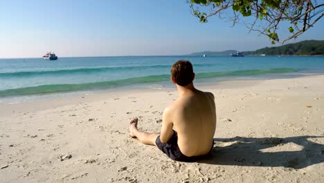 Internet,-las-redes-sociales-y-la-adicción-al-teléfono---Hombre-mirando-a-Smartphone-mientras-ignora-la-hermosa-playa