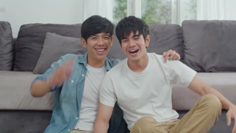 Junge-asiatische-Homosexuell-Paar-Influencer-Paar-vlog-zu-Hause.-Teen-korean-LGBTQ-Männer-glücklich-entspannen-Spaß-mit-Kamera-Aufnahme-vlog-Video-Upload-in-sozialen-Medien,-während-liegen-Sofa-im-Wohnzimmer-zu-Hause-Konzept.