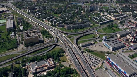 Vista-aérea-o-superior-desde-el-dron-de-puente-de-hormigón-con-carretera-de-asfalto-o-carretera-sobre-el-gran-río-con-el-tráfico-de-coches-de-la-ciudad,-transporte-urbano,-tonizado