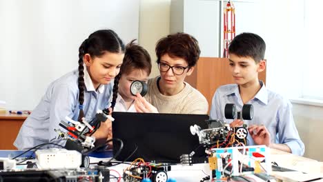 Glückliche-Kinder-lernen-Programmieren-mit-Laptops-in-außerschulischen-Klassen