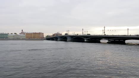 Brücke-über-Newa-in-Sankt-Petersburg-Stadt-in-bewölkten-Tag