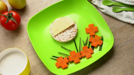 Gesundes-Essen-Kunst-Snack-für-Kinder.-Lustiges-Gesicht-auf-einem-Teller