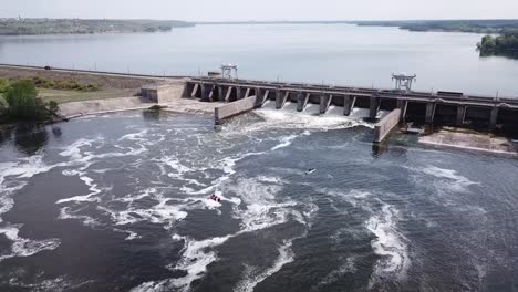 presa-de-agua-a-presión-en-el-río-en-Voronezh