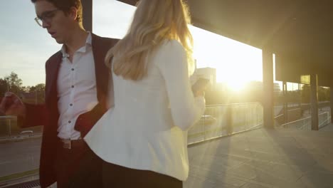 CLOSE-UP:-Geschäftsmann-und-Frau-krachen-beim-SMS-Schreiben-und-Gehen-ineinander