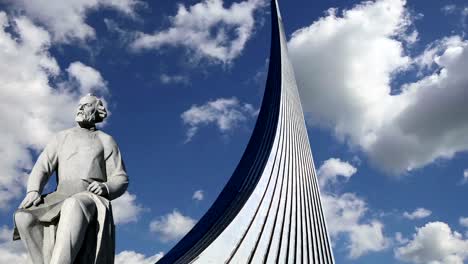 Conquerors-of-Space-Monument-in-the-park-outdoors-of-Cosmonautics-museum,-near-VDNK-exhibition-center,-Moscow,-Russia