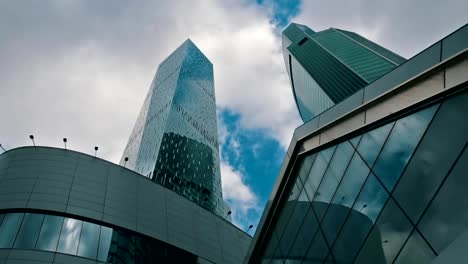 Bürogebäude-mit-Wolken-Zeitraffer