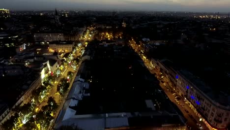 centro-de-Odessa-en-la-calle-Deribasovskaya-por-la-noche.-Vista-aérea