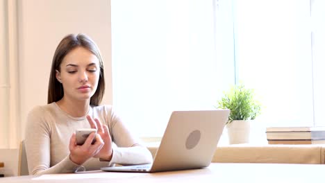 Diseño-femenino-con-Smartphone,-escribir-mensaje