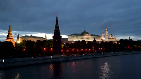 Terraplén-del-Kremlin-en-la-noche.-Moscú