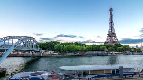 Puente-de-la-Torre-Eiffel-con-pasarela-Debilly-y-Jena-sobre-día-de-río-Sena-de-noche-timelapse,-París,-Francia