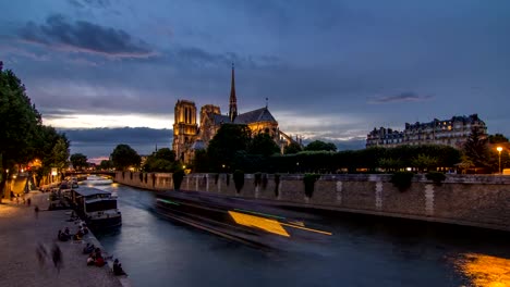 Kathedrale-Notre-Dame-de-Paris-Tag-zu-Nacht-Zeitraffer-nach-Sonnenuntergang-in-Paris,-Frankreich