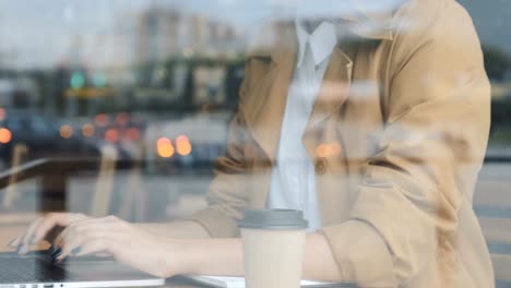 Woman-working-on-laptop-at-cafe