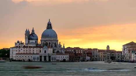 Basilika-Santa-Maria-della-Salute-bei-Sonnenuntergang-Timelapse,-Venezia,-Venedig,-Italien