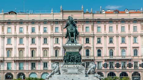 Estatua-de-Vittorio-Emanuele-II-en-timelapse-de-la-Piazza-del-Duomo.-Milán,-Lombardía,-Italia