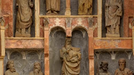 Antiguas-estatuas-adornando-la-entrada-principal-de-la-iglesia-de-San-Marcos,-arquitectura