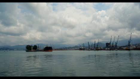 Industriekrane-und-Tanker-in-Hafenstadt-Batumi