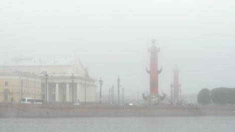 Nebel:-Rostral-Spalten-auf-der-Nehrung-der-Vasilievsky-Insel-am-Morgen---St.-Petersburg,-Russland