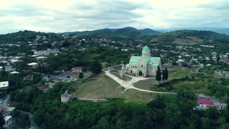 Vista-aérea-de-la-Catedral-de-Bagrati-cerca-de-Kutaisi