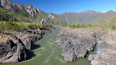 Teldykpen-rápidos-en-Altai-río-Katun-cerca-lila-amarillo,-Rusia