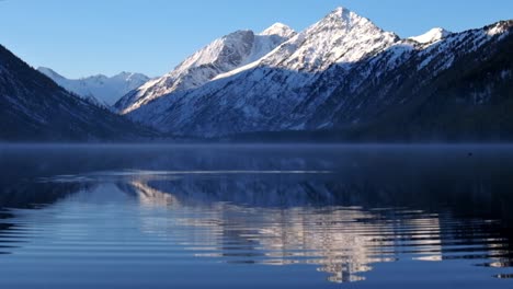 Kreise-auf-dem-Wasser-des-unteren-Multinskoe-See-im-Altai-Gebirge