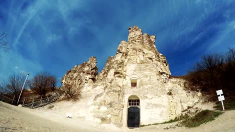 Iglesia-ortodoxa-de-Chulk-en-colinas-de-Divnogorie,-video-de-lapso-de-tiempo-de-región,-Rusia,-Voronezh