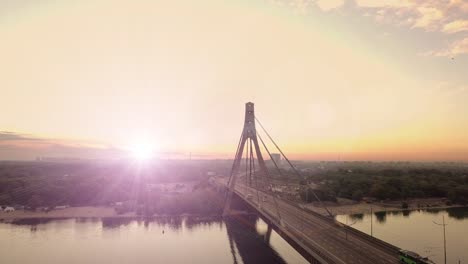 Video-del-puente-al-atardecer-en-Kiev-Ucrania