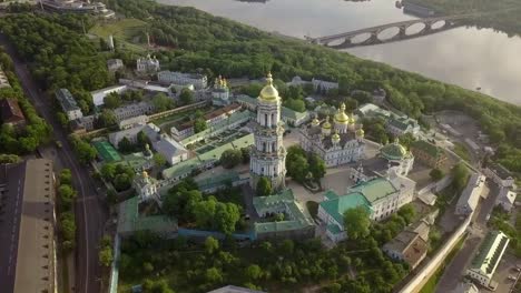 Vista-aérea-del-monasterio-de-Kiev-Pechersk-Lavra-ucraniano-ortodoxo