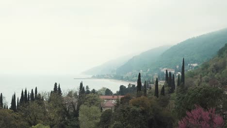 Blick-von-oben-auf-die-Kleinstadt,-die-liegt-in-der-Nähe-der-Küste-und-hat-einen-Schleier