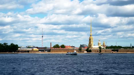 Zeitraffer...-Peter-und-Paul-Fortress-und-das-Panorama-der-Newa-in-der-historischen-Zentrum-Sankt-Petersburg,-Russland.