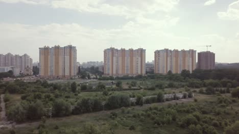 Stadtrand-von-einer-Megacity.-Stadtlandschaft.-Luftaufnahme.-Wohngebiet-in-Kiew,-Ukraine