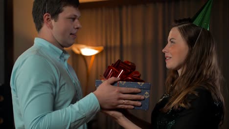 Surprised-girl-with-gift-box-saying-thanks-to-her-friends