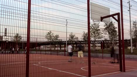 jóvenes-con-entusiasmo-jugar-baloncesto-calle-desde-la-mañana-a-la-noche,-lapso-de-tiempo