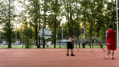 Junge-Menschen-spielen-mit-Begeisterung-street-Basketball-von-morgens-bis-abends,-Zeitraffer