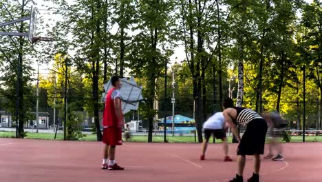 Junge-Menschen-spielen-mit-Begeisterung-street-Basketball-von-morgens-bis-abends,-Zeitraffer