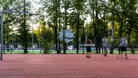 jóvenes-con-entusiasmo-jugar-baloncesto-calle-desde-la-mañana-a-la-noche,-lapso-de-tiempo