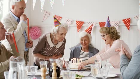 Ältere-Frau,-die-Geburtstagsparty-mit-Freunden