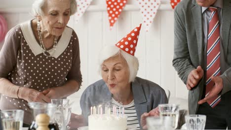 Tercera-edad-alegre-celebrando-el-cumpleaños-de-personas-mayores-señora