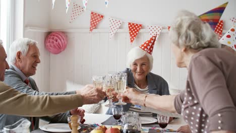 Senioren-Freunde-feiert-Geburtstag