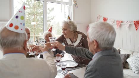 Senior-mujer-acoge-la-fiesta-de-cumpleaños-en-casa