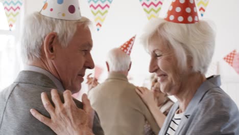 Fröhliche-Senioren-Paare-tanzen-auf-Geburtstagsparty