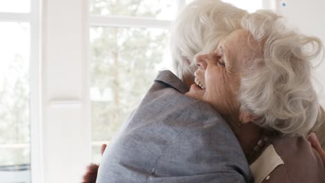 Gäste-gratulieren-Senior-Woman-auf-Geburtstagsparty